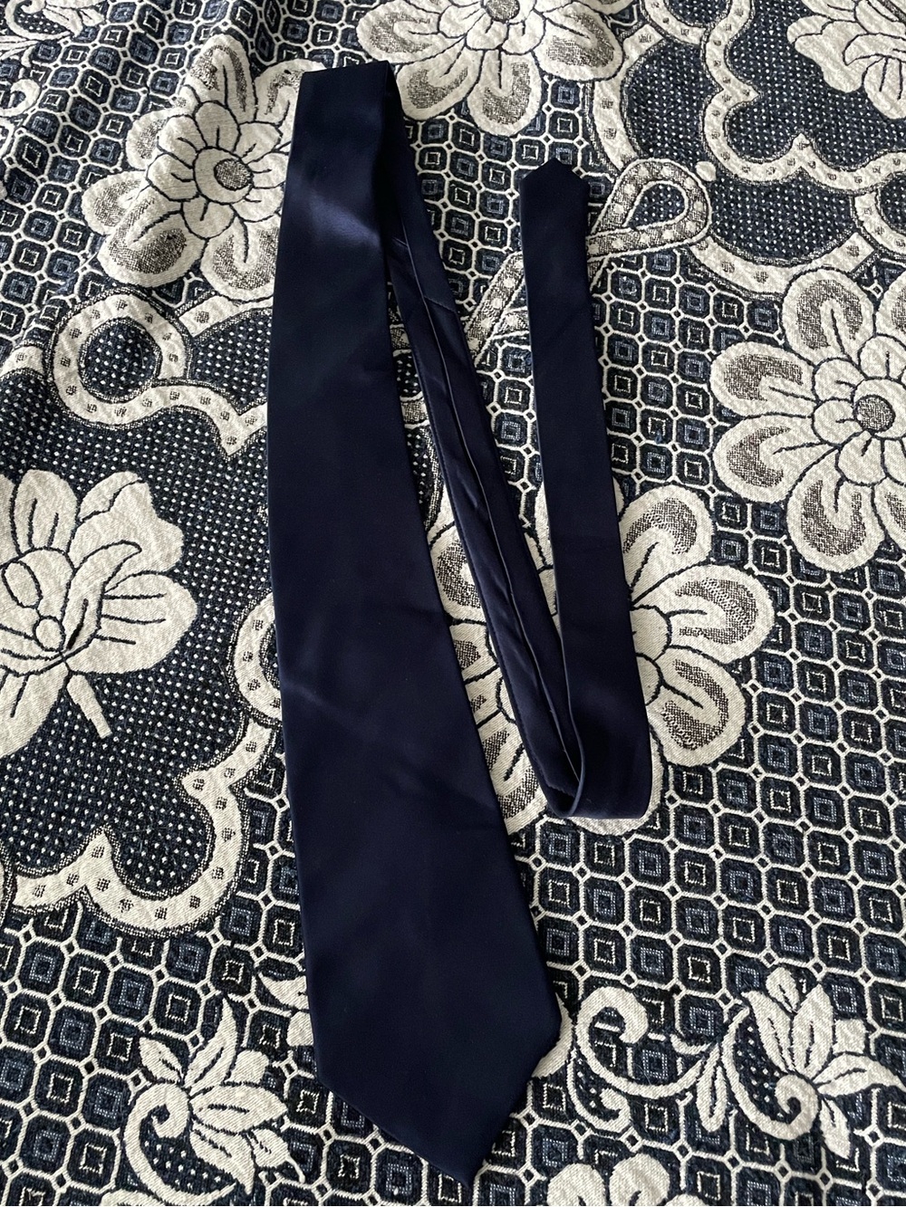 Geoffrey Beene 100% silk navy blue tie